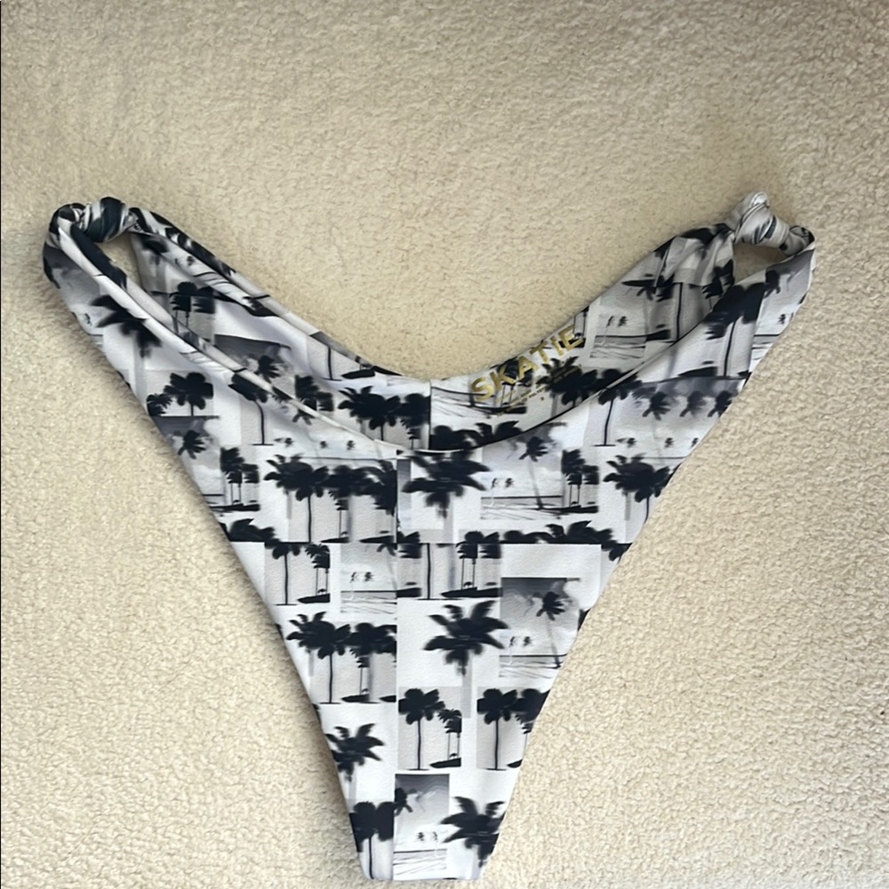 Skatie Bikini Bottom NWOT